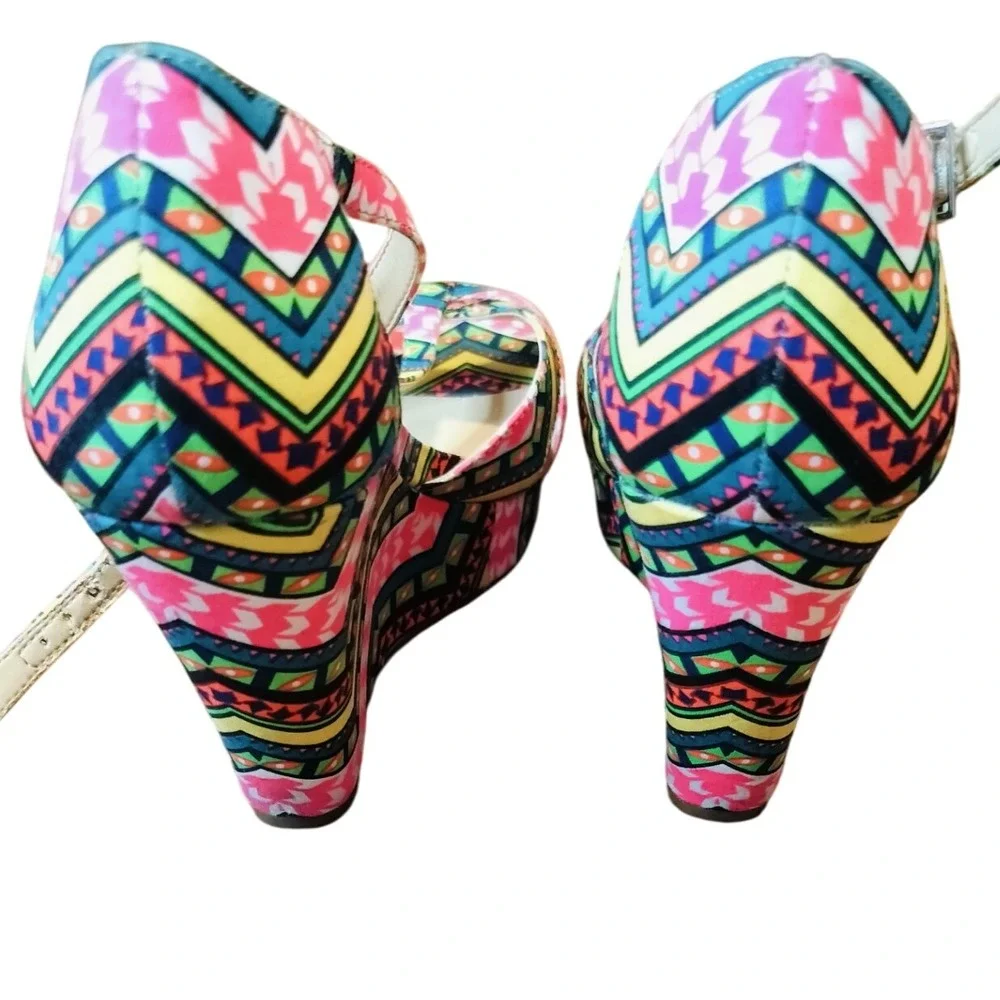 Gianni Bini Women's 7 Geometric Print Wedge Sandals Ankle Strap Peep Toe‎
